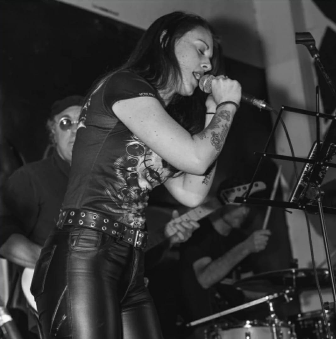 Cira Ciseil archivo blanco y negro cantando con banda