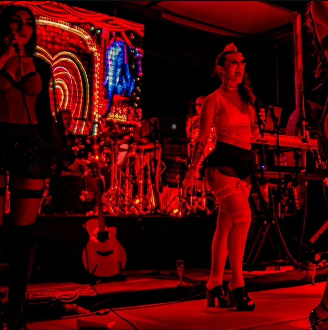 Cira Ciseil escenario luces rojas