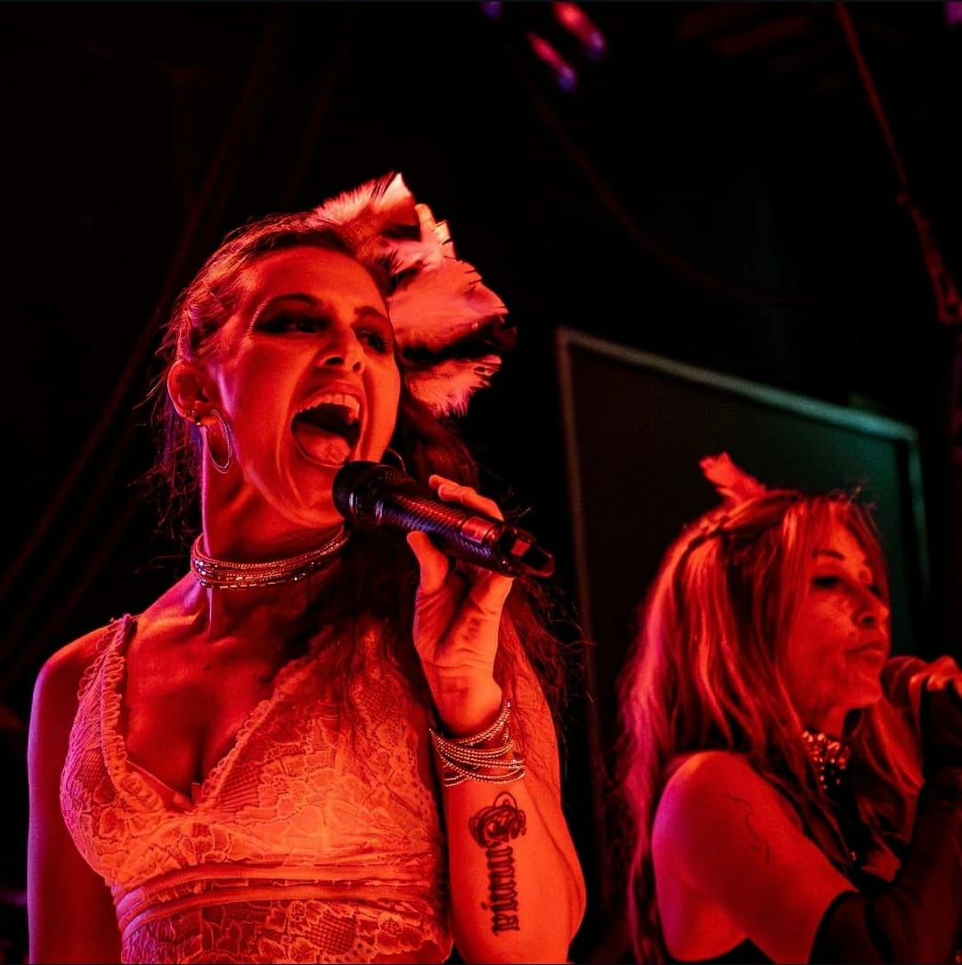Cira Ciseil cantando en dúo
