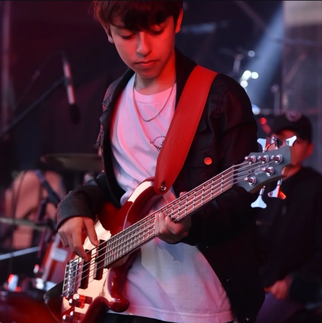 Nico Baruj tocando guitarra en vivo